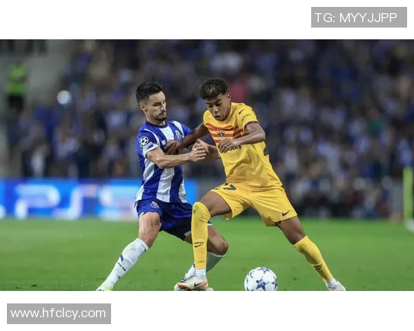 足球巨星技艺展示：近距离过人瞬间展现惊人灵动与控球技巧